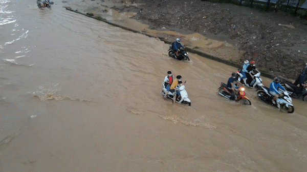 Hà Nội mưa lớn do ảnh hưởng của bão, người dân chật vật “bì bõm” dắt xe