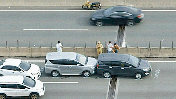 Tai nạn giao thông liên hoàn trên cao tốc TPHCM - Long Thành - Dầu Giây gây ùn tắc nghiêm trọng