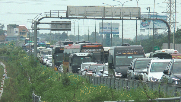 Người dân đổ về Hà Nội trong ngày cuối nghỉ lễ 2-9, cao tốc Pháp Vân ùn tắc gần 4km giữa trưa