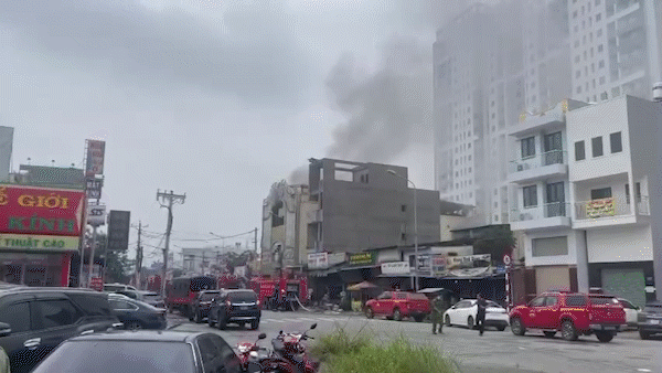 Bình Dương: Cháy quán karaoke, 15 người tử vong