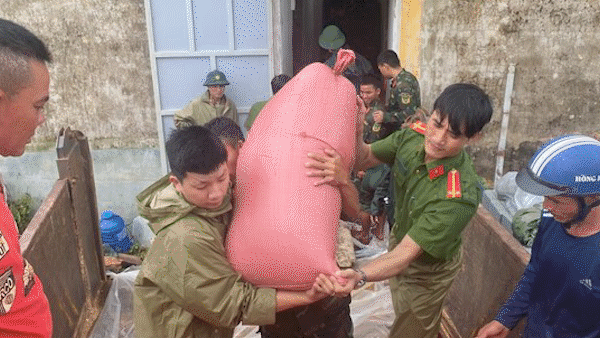 Quân đội, công an Thừa Thiên - Huế hành quân về giúp dân khắc phục bão số 4