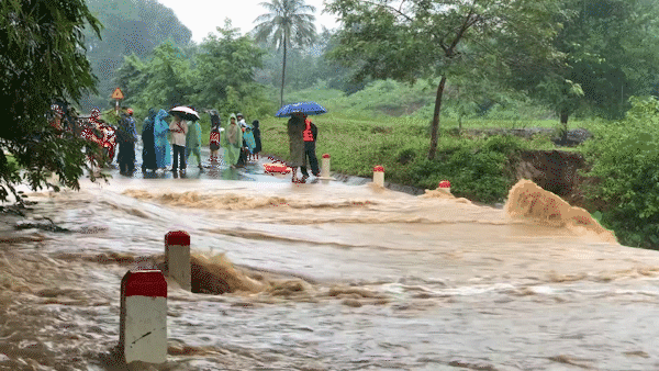 Mưa lớn, nước chảy xiết gây ách tắc giao thông, chia cắt ở huyện miền núi Quảng Trị