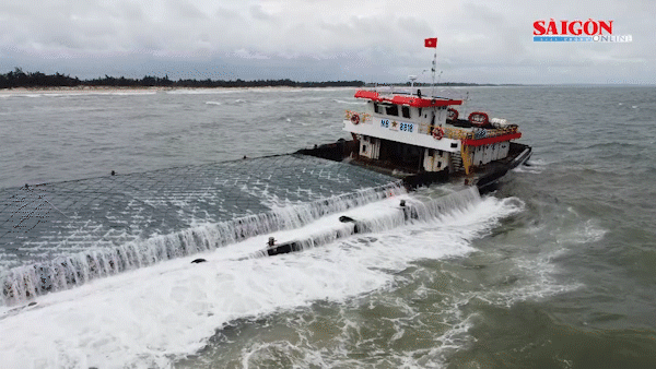 Tàu hàng hơn 3.400 tấn bị thủng, mắc cạn trên vùng biển Quảng Trị 