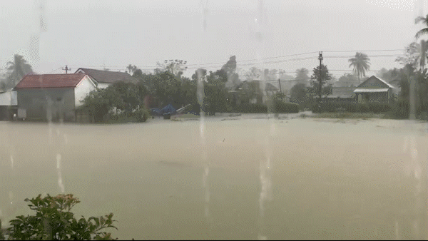 Mưa như trút nước, Quốc lộ 1A đoạn qua Thừa Thiên - Huế ách tắc vì ngập