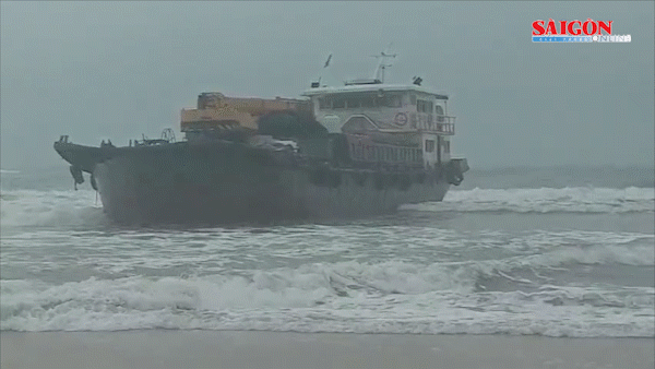 Phát hiện tàu sắt không có người trôi vào bờ biển Quảng Trị