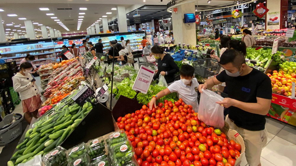 Domestically-grown agricultural products sold at a supermarket. (Photo: SGGP)