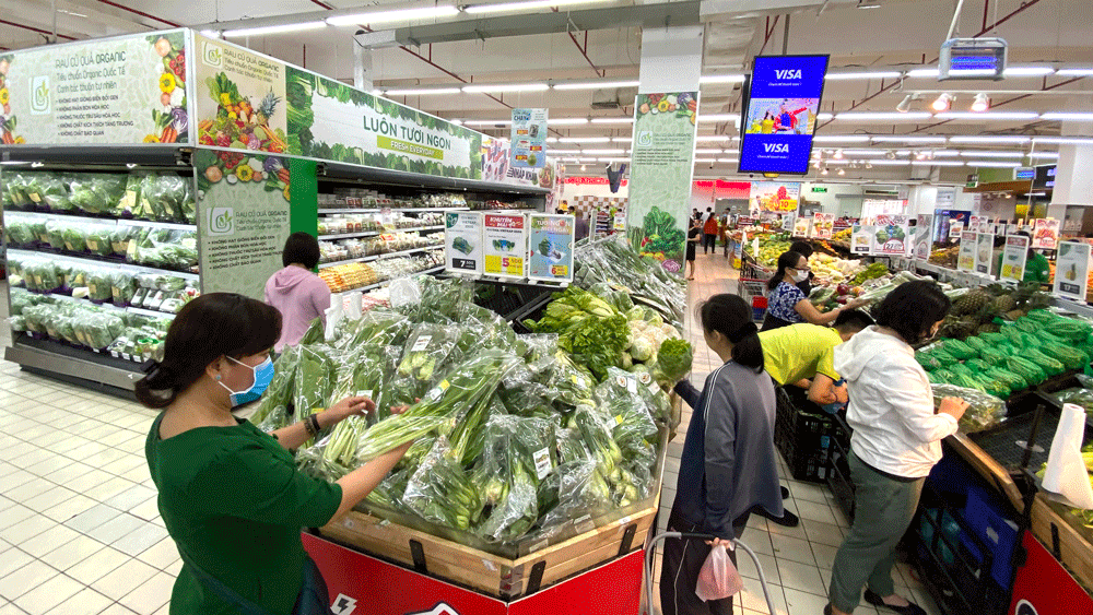 Consumers buy vegetables at Big C Supermarket. (Photo: SGGP)