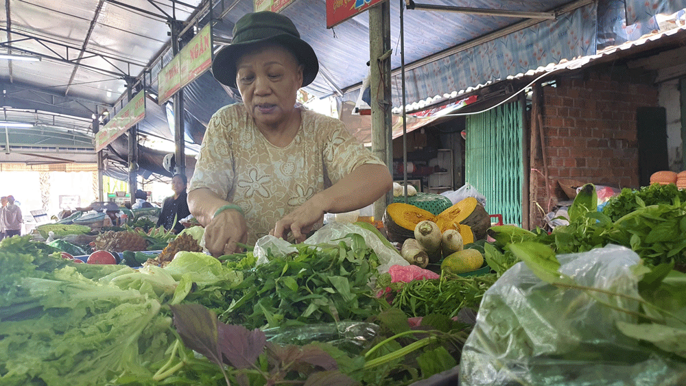 Mrs. Nguyen Thi Kim Thuong, a small trader in Han Market, groans that leafy greens have increased sharply for many days after the floods. (Photo: SGGP)