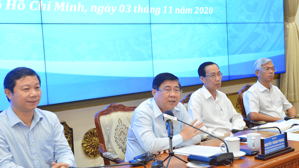 Mr. Nguyen Thanh Phong, Chairman of the People's Committee of Ho Chi Minh City, speaks at the meeting. (Photo: SGGP)
