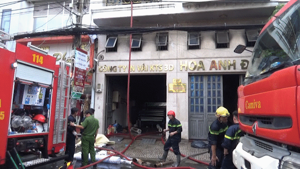 Giải cứu 2 người mắc kẹt trong đám cháy ở công ty tại quận Tân Bình