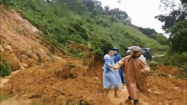Sạt lở núi kinh hoàng tại Quảng Nam, 1 người mất tích