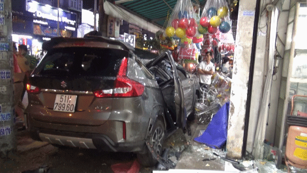 Xe ô tô “điên” tông vào nhiều xe máy và nhà dân ở quận 12
