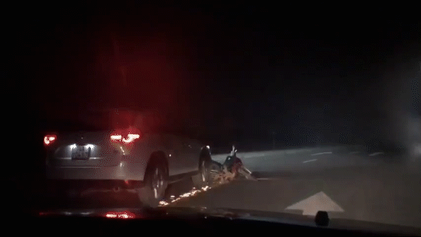 Clip tài xế say xỉn lái ô tô kéo lê xe máy trên đường