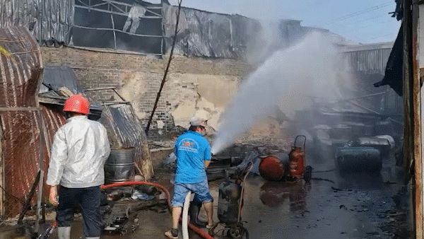Nhà xưởng bốc cháy dữ dội lan ra dãy nhà trọ ở huyện Bình Chánh