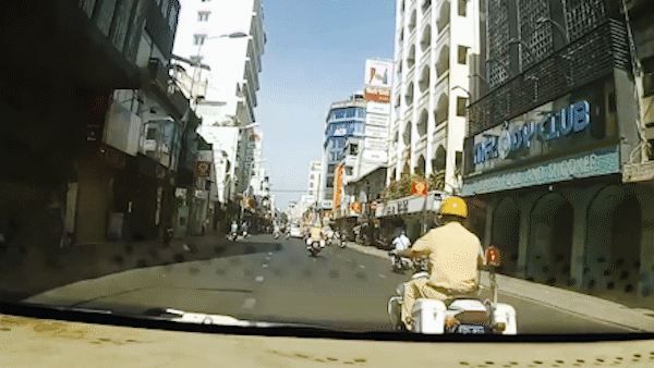 Hình ảnh CSGT dẫn đường cho xe ô tô chở người phụ nữ đi đẻ trên đường phố TPHCM cắt từ clip 