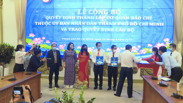Chủ tịch UBND TPHCM Nguyễn Thành Phong trao quyết định thành lập các cơ quan báo chí