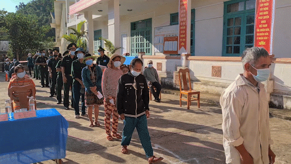 Hàng ngàn cử tri vùng biên giới Quảng Nam đi bầu cử sớm