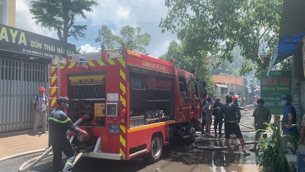 Căn nhà bốc cháy lan sang nhiều nhà khác ở TP Thủ Đức