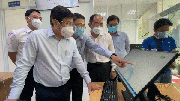 Chủ tịch UBND TPHCM Nguyễn Thành Phong kiểm tra công tác điều phối cấp cứu bệnh nhân mắc Covid-19