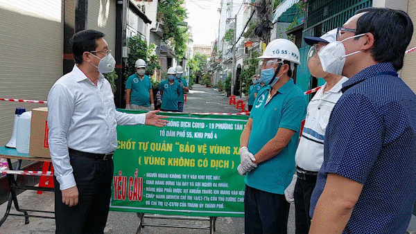 Đồng chí Dương Ngọc Hải tặng quà động viên đội ngũ y, bác sĩ Bệnh viện quận Tân Phú