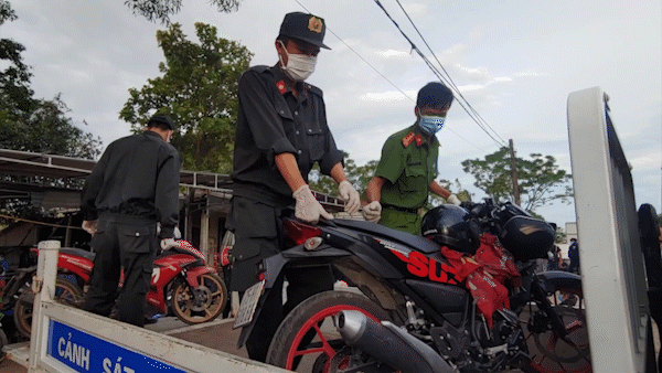 Công an Quảng Trị giúp bảo quản hàng ngàn xe máy cho người dân đi cách ly tập trung