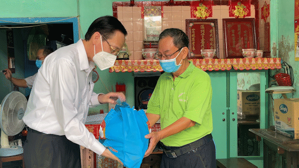 Trưởng Ban Nội Chính Thành ủy TPHCM Lê Thanh Liêm thăm hỏi, tặng quà người dân có hoàn cảnh khó khăn