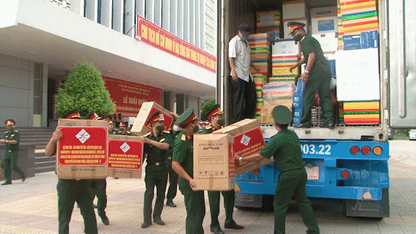 Hơn 24 tấn hàng hóa hỗ trợ người dân và lực lượng vũ trang TPHCM