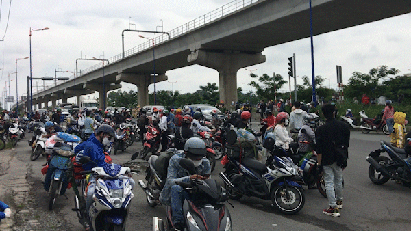 Người dân ùn ùn về quê bằng xe máy được vận động ở lại TPHCM