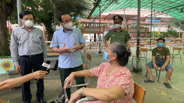 Bí thư Thành ủy TPHCM Nguyễn Văn Nên kiểm tra công tác phòng chống dịch tại huyện Bình Chánh