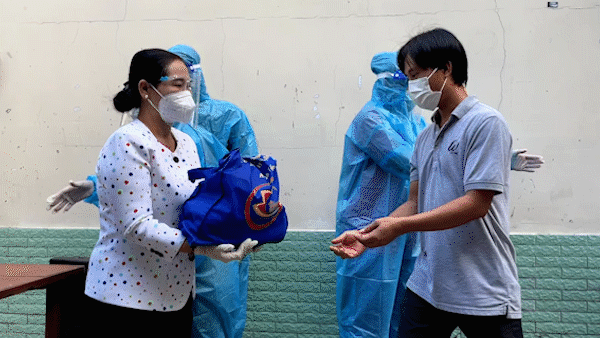 HĐND TPHCM trao 1.710 túi thuốc hỗ trợ người dân quận 6 và Bình Thạnh