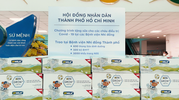 Chủ tịch HĐND TPHCM Nguyễn Thị Lệ tặng sữa cho trẻ em mắc Covid-19