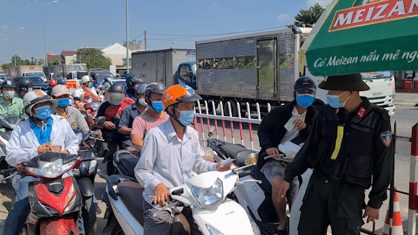 Từ Đà Nẵng đi Quảng Nam, hàng trăm người phải quay xe do thiếu giấy xét nghiệm Covid-19