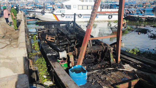 Hàng loạt tàu cá bốc cháy tại Cảng cá Quy Nhơn