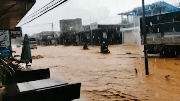 Lâm Đồng: Mưa lớn gây ngập Quốc lộ 20