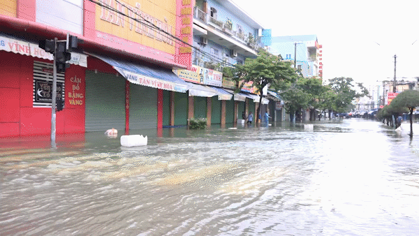TP Tam Kỳ ngập lụt nặng có nơi trên 1,5m, Quốc lộ 1A ách tắc