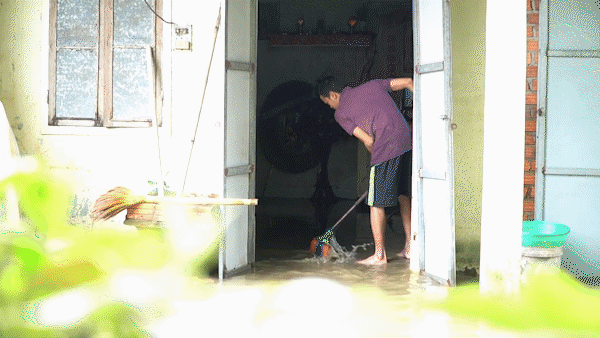 Nước lũ rút chậm, người dân Quảng Nam tranh thủ dọn dẹp nhà cửa
