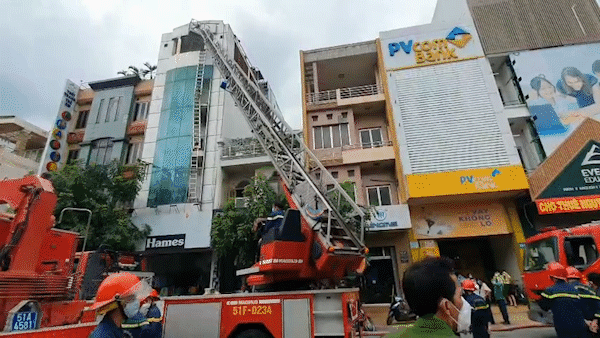 Giải cứu nhiều người trong căn nhà bốc cháy ở quận Tân Bình