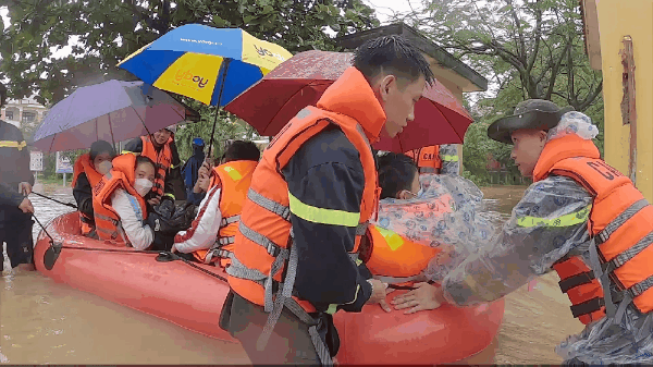 Hàng trăm học sinh mắc kẹt trong ngôi trường khi nước lũ dâng cao