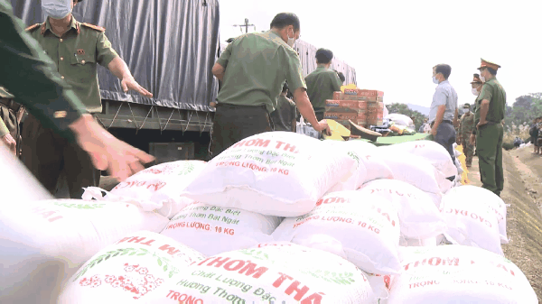 Trao tặng lương thực cho lực lượng vũ trang và người dân nước bạn Lào