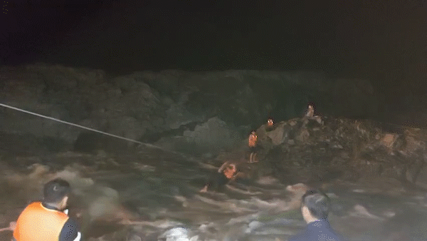 Giải cứu 3 người bị mắc kẹt 14 tiếng đồng hồ dưới chân đập thủy điện
