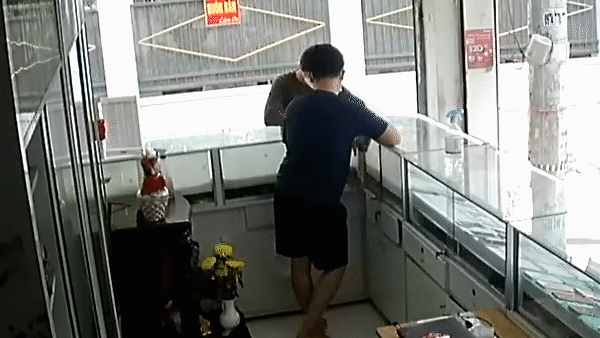 Chủ tiệm lao qua tủ kính truy đuổi thanh niên cướp điện thoại ở quận Bình Tân