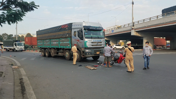 Va chạm với xe tải, người phụ nữ cùng xe bị cuốn vào gầm kéo lê nhiều mét trên đường