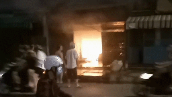Công an vây bắt nam thanh niên sau vụ cháy nhà ở quận Bình Tân