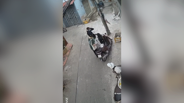 Tên cướp chạy 6 vòng trong hẻm để “săn mồi”, kéo người phụ nữ ngã lộn nhào xuống đường