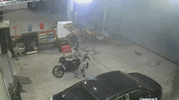Xe máy vừa rửa xong dựng trước nhà bị kẻ trộm lấy mất trong vài giây ở quận 12