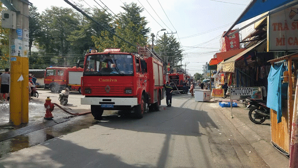 Cháy khu nhà trọ ở quận Bình Tân, nhiều người hoảng sợ