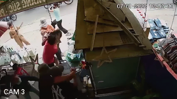 Một người bị chém do mâu thuẫn trong buôn bán ở quận Tân Phú