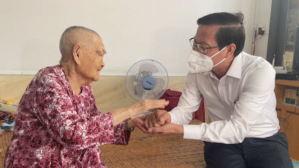 Chủ tịch UBND TPHCM Phan Văn Mãi thăm, chúc tết các đơn vị, hộ nghèo, người cao tuổi