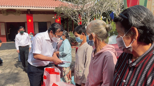 Bí thư Thành ủy TPHCM Nguyễn Văn Nên trao quà cho người nghèo, công nhân tại tỉnh Đồng Nai
