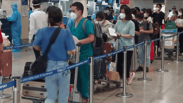 Sân bay Tân Sơn Nhất đông nghẹt người về quê ăn Tết